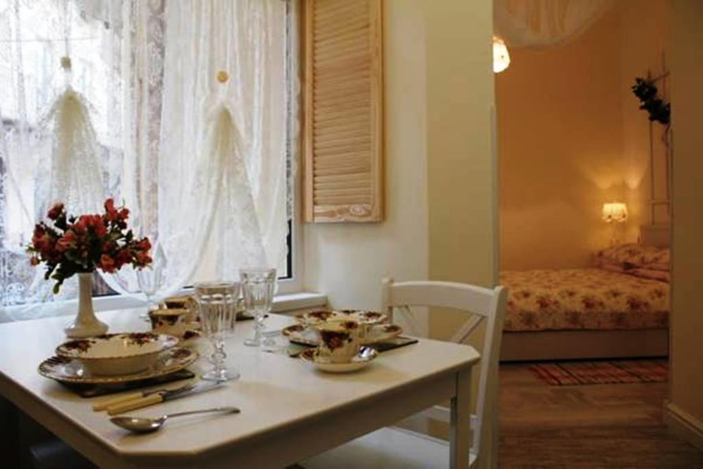 Romantic Apartment On Rynok Square With Air-Conditioning Lviv Bilik gambar