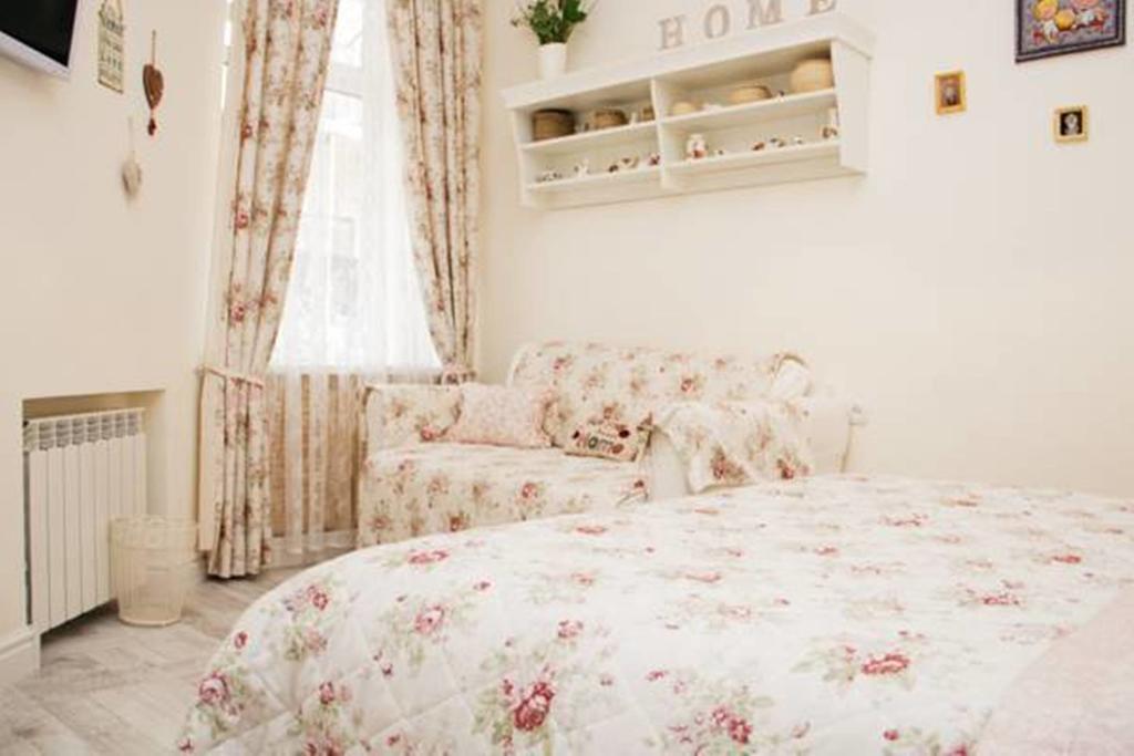 Romantic Apartment On Rynok Square With Air-Conditioning Lviv Bilik gambar